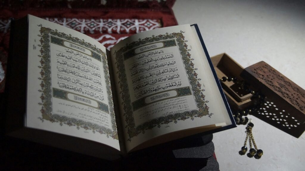 Coran ouvert sur une table, source divine de guidance pour interpréter le rêve de voir le Prophète Muhammad ﷺ