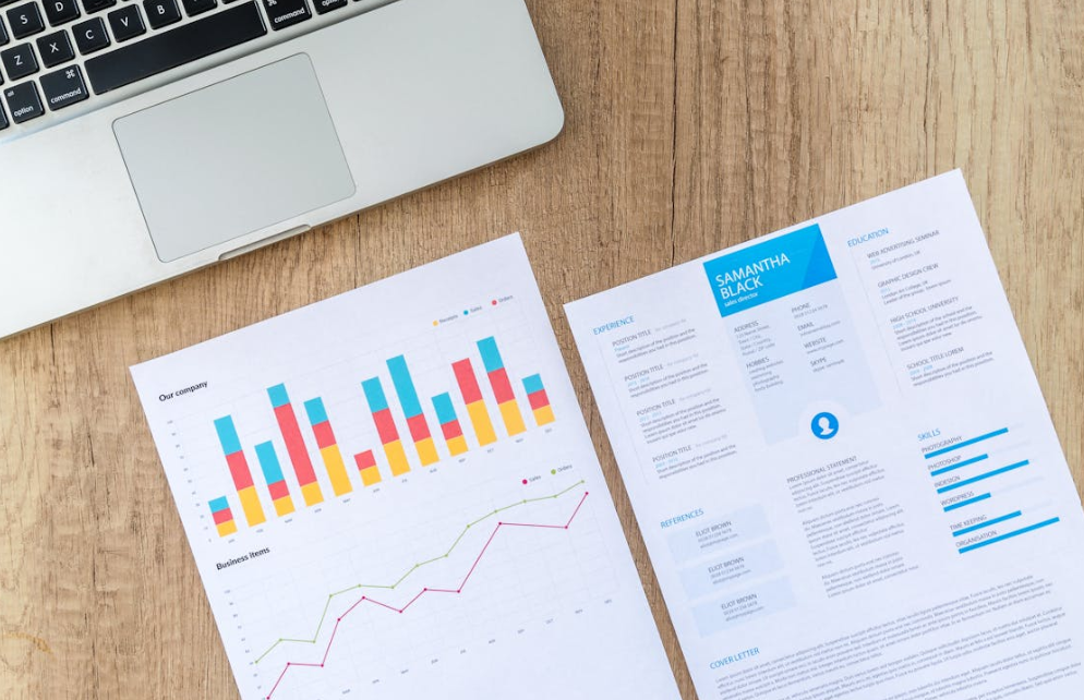 freelance réfléchissant à ses tarifs de travail