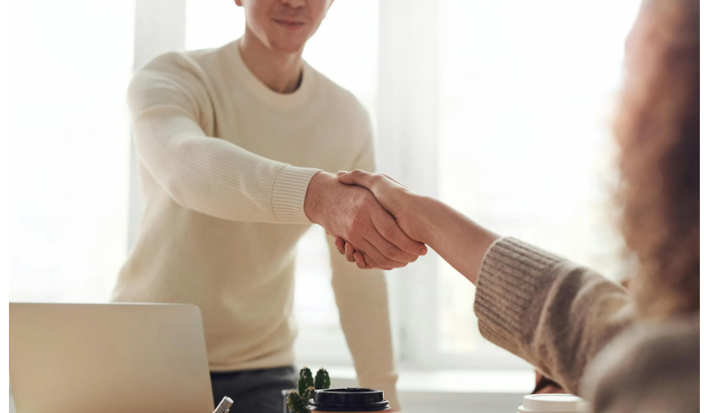 freelance réfléchissant à ses tarifs de travail