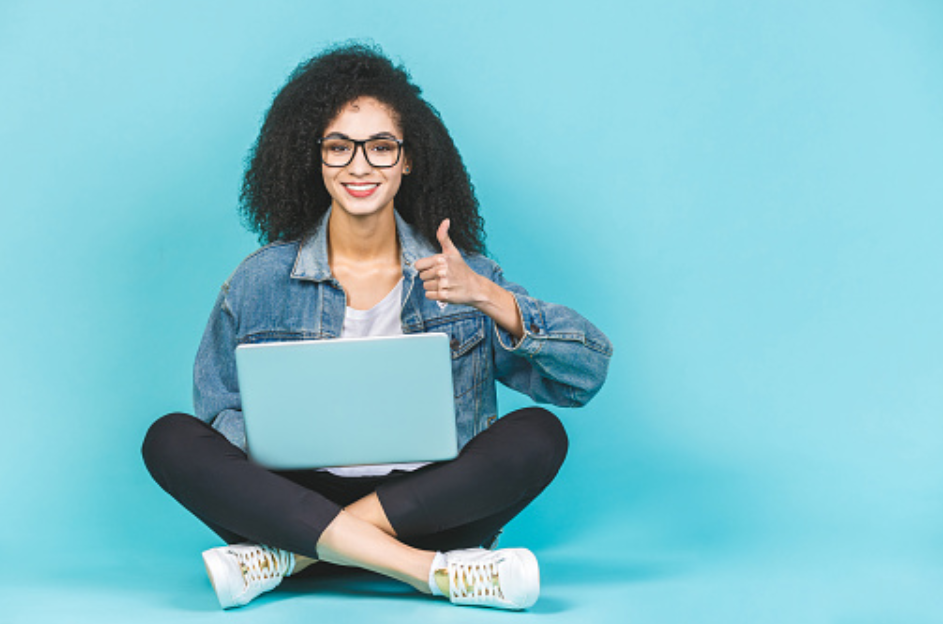 stratégie marketing digitale avec site web et réseaux sociaux